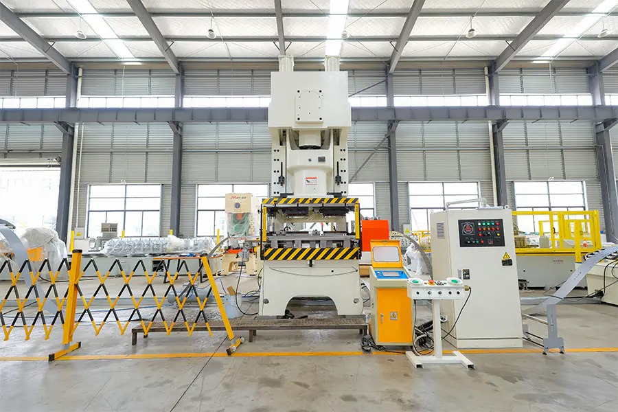 Lợi ích của máy tạo hình cuộn kênh thanh chống hoàn toàn tự động so với máy bán tự động là gì?