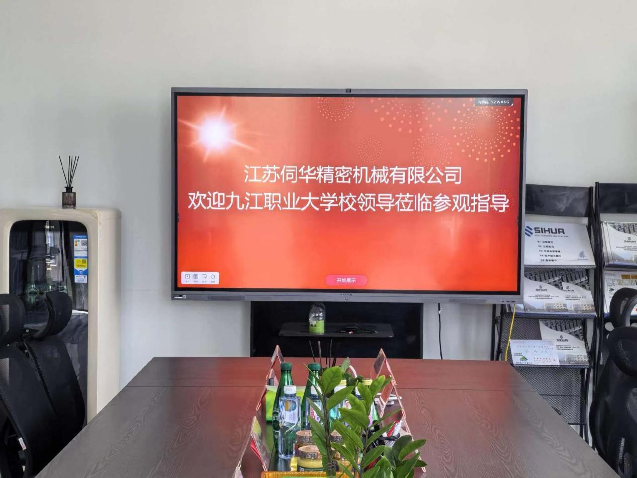 Chào mừng lãnh đạo trường đến thăm nhà máy của chúng tôi và cung cấp hướng dẫn